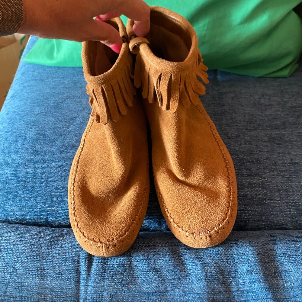 NWOB Fringed Tan suede Boots size 9